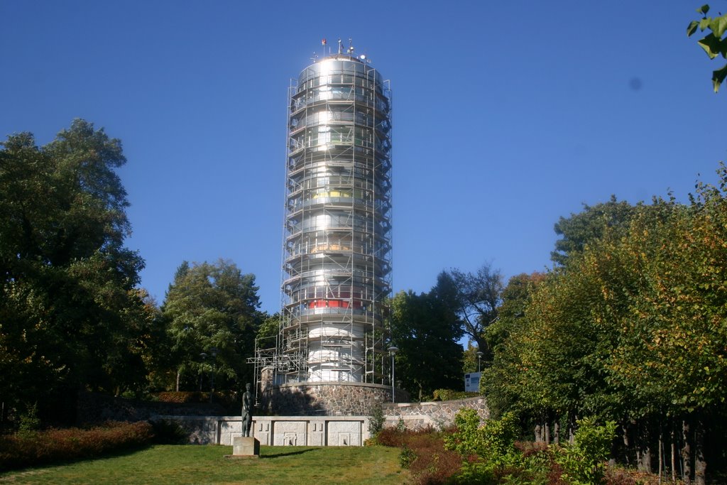 Friedenswarte im Gerüst