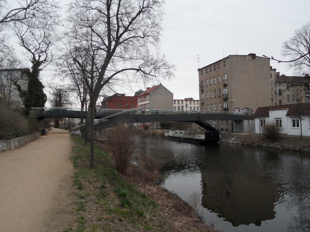 Neue Brücke über den Stadtkanal - im April 2011 noch im Bau