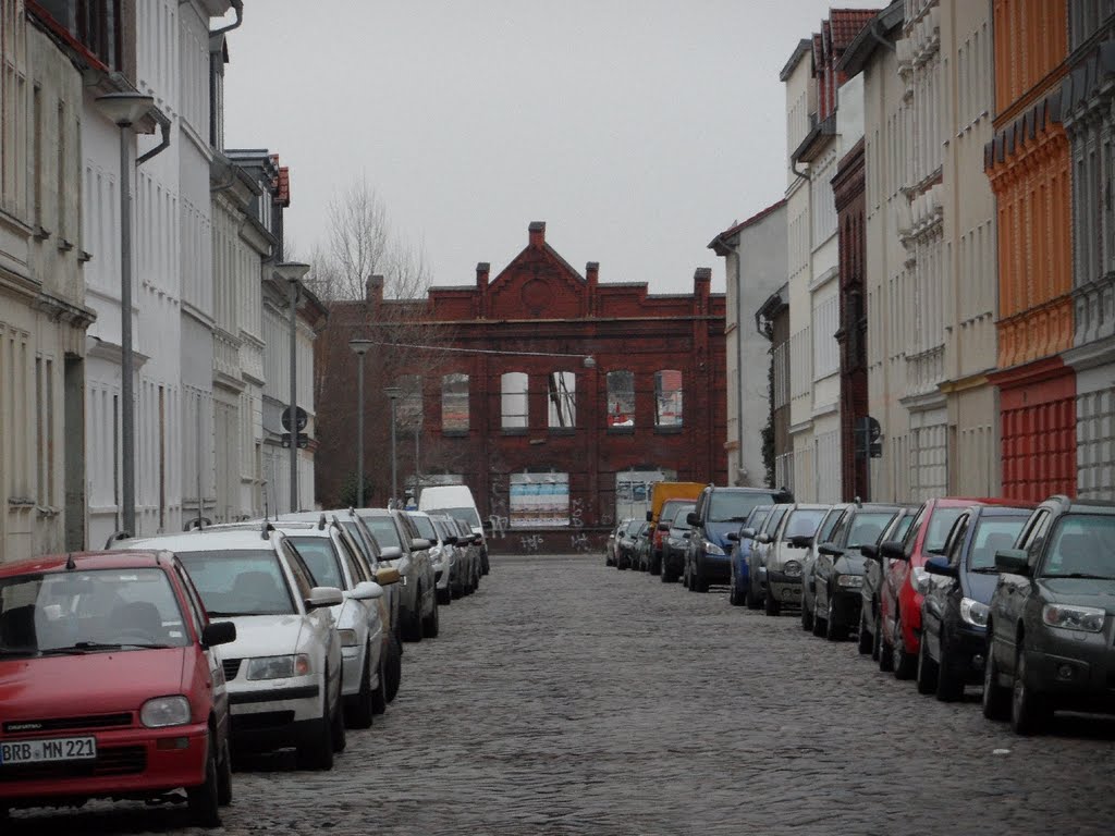 Damaschkestraße mit verfallender Fabrik am südlichen Ende
