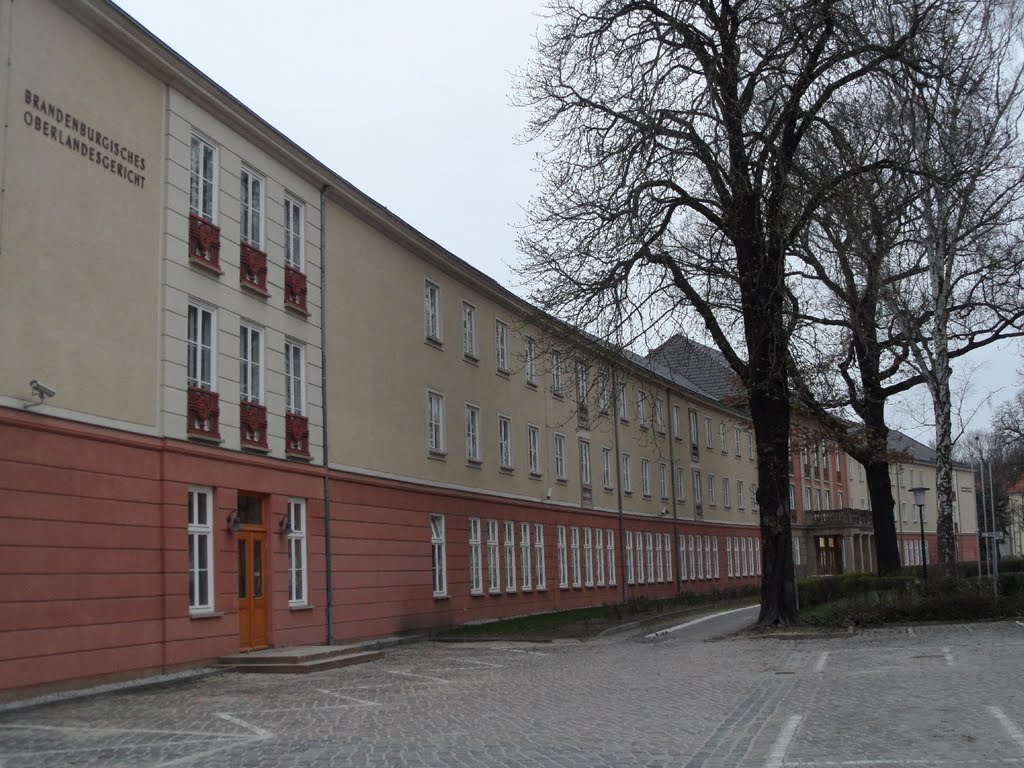 Bogenförmiger Bau der Brandenburgischen Oberlandesgerichts