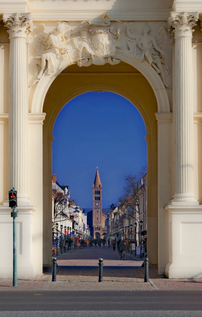 Blick durch das Brandenburger Tor auf die St. Peter und Paul Kirche in Potsdam.