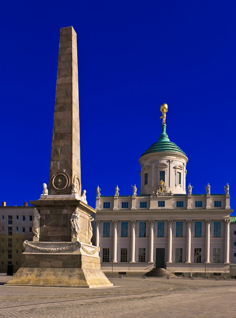 Obelisk und  das alte Rathaus.