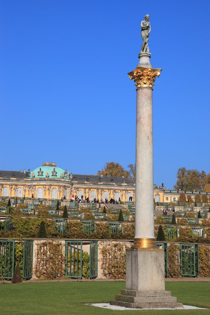 Statue über Weinterrassen und Schloss Sanssouci, Potsdam