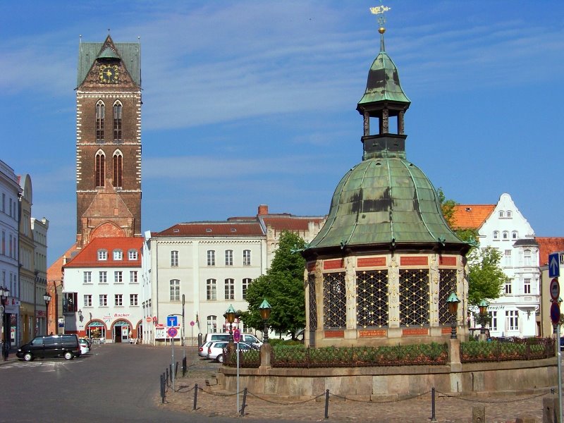 Markt mit Wasserkunst und Turm der Marienkirche