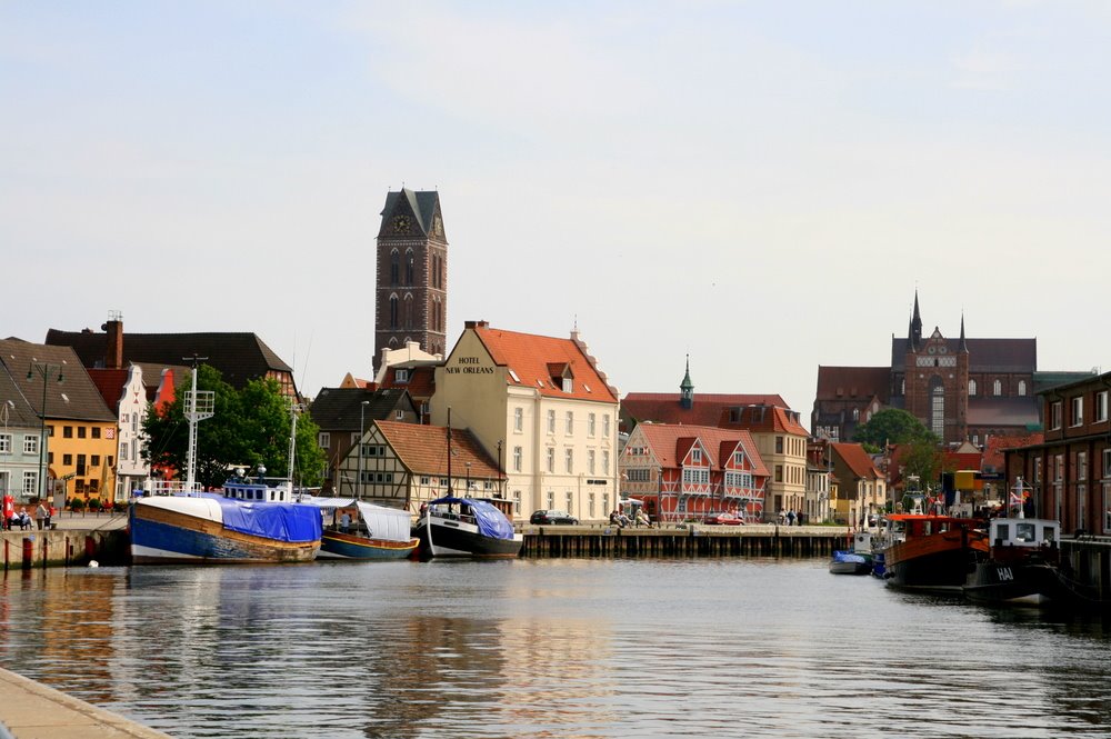 Blick auf die Altstadt von Wismar vom Hafen aus