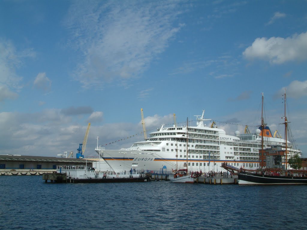 Kreuzfahrtschiff "Europa" in Wismar