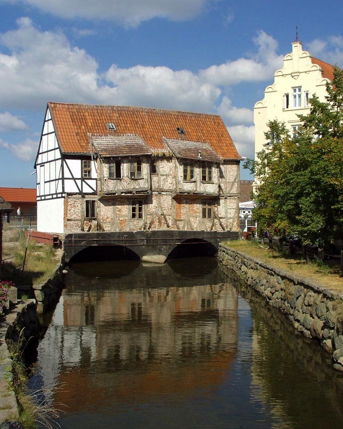 Wismar: Rotes Haus vor der Sanierung (09/2002)
