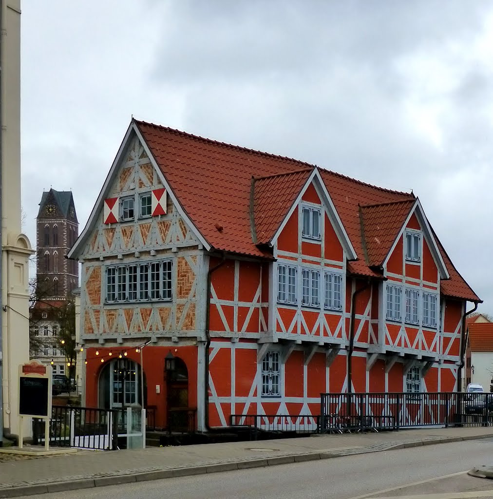 Wismar, Altes Fährhaus mit Grube-Brücke und St. Marien