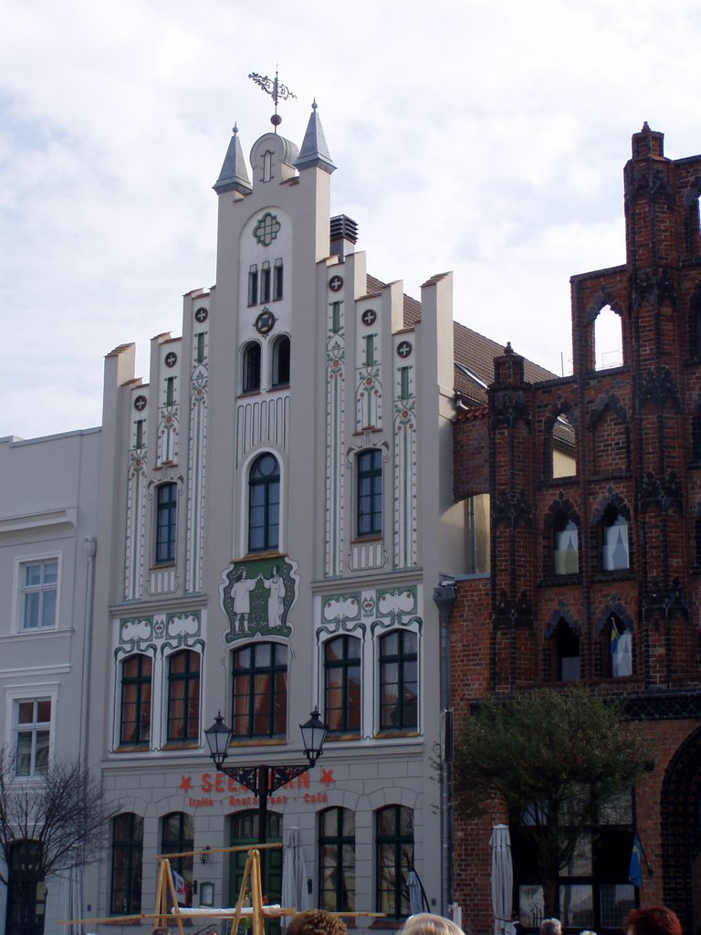 Am Marktplatz der ehemalige "Greif" in Jugendstilmanier bemalter Giebel