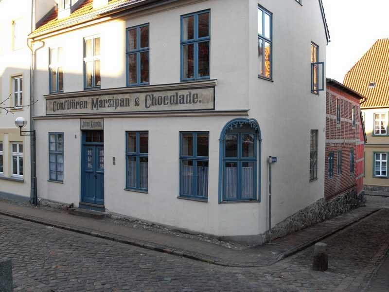 saniertes Wohnhaus mit historischer Reklame