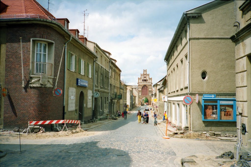 1991 - Teterow, Blick entlang der Rostocker Str. zum gleichnamigen Stadttor