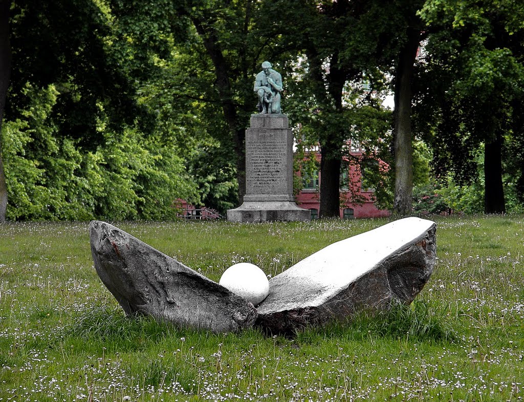 Skulptur am Kriegerdenkmal in den Wallanlagen im Bereich Am Wall/Schweriner Straße  Deutsch-Französischen Krieges 1870/71
