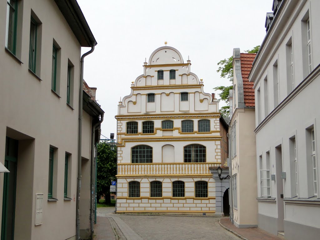 Güstrow  Hausfront   -  by R©my