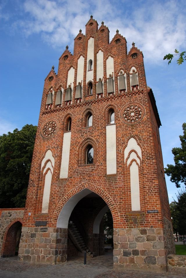 Neues Tor erbaut in der 2.Hälfte des 15 Jhdts, mit 8 Figuren