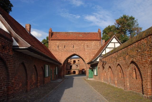 Friedländer Vortor, in den Fachwerkhäusern in der Mauer waren früher Torschreiber und Steuereinnehmer