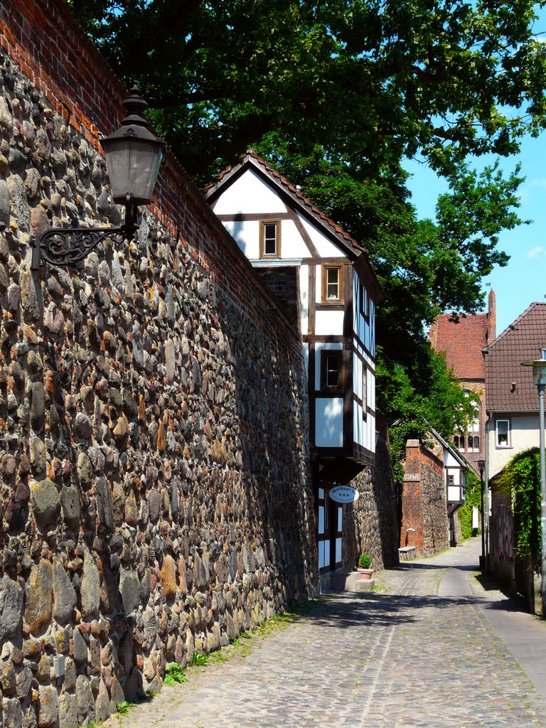 Germany_Mecklenburg_Neubrandenburg_City Wall with half-timbered Outlook House (Wiekhaus)_P1140872.JPG