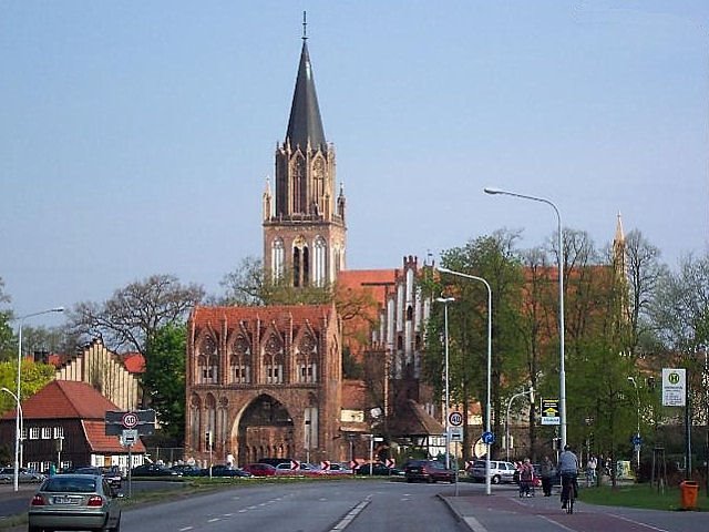 Stargarder Tor und Kirche in Neubrandenburg