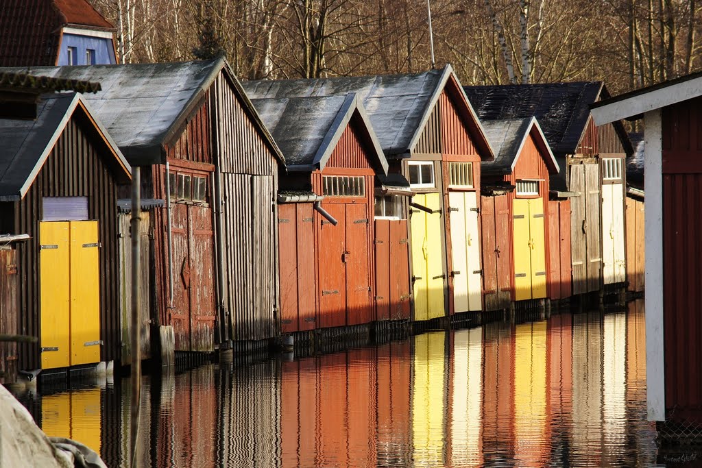 Farbenfrohe Bootshäuser
