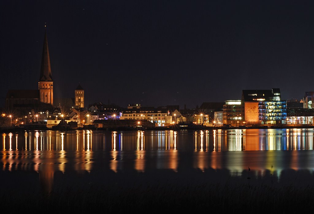 Rostock bei Nacht, Blick vom Gehlsdorfer Ufer auf die Speicher