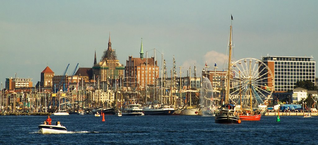 Blick auf die Liegeplätze und die Stadt zur Hanse Sail 2009