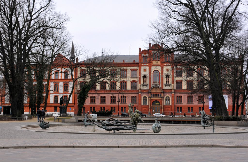Universität Rostock davor der Brunnen der Lebensfreude