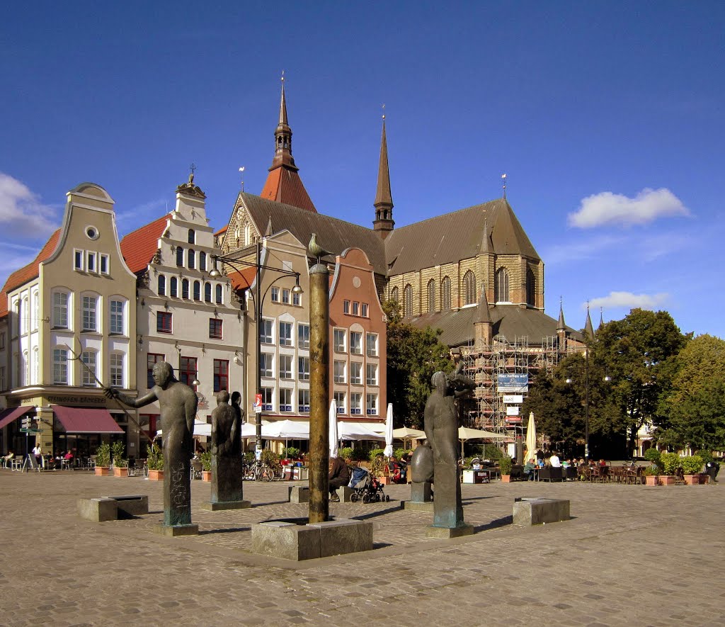 Neuer Markt Rostock : Marienkirche & Möwenbrunnen / St. Marys Church & Gulls fountain