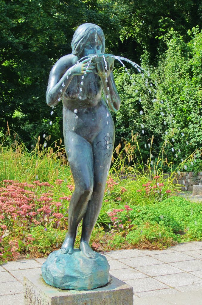 "Trinkende" im Rosengarten (Rostock)