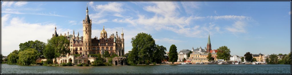 Schweriner Schloß und Theater (Panorama 100°, please enlarge)
