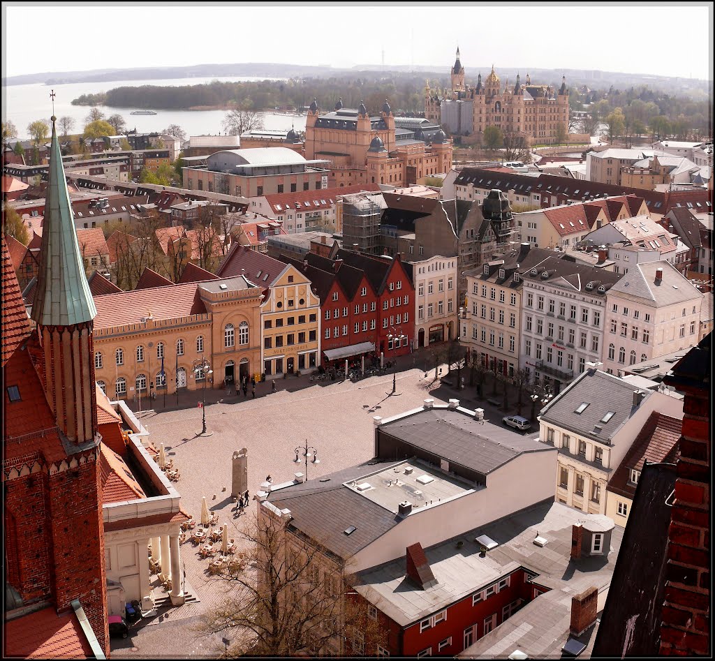 Blick vom Dom auf den Markt und das Schweriner Schloß