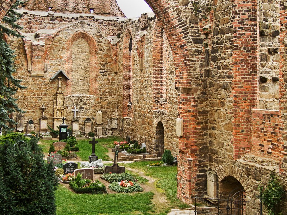 Nicolaikirchruine und -friedhof