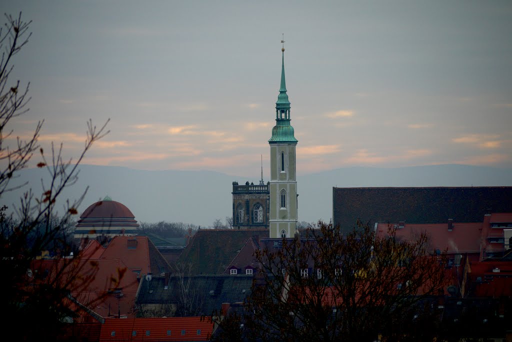 Görlitz, Blick vom Luthersteig auf den "Mönch" (Turm der Dreifaltigkeitskirche) - seit 1527 schlägt die Kichturmuhr 7 Minuten zu früh. Damals wurde die Uhr verstellt, um die zum Glockenschlag verabredeten, aufständigen Tuchmacher zu verwirren.