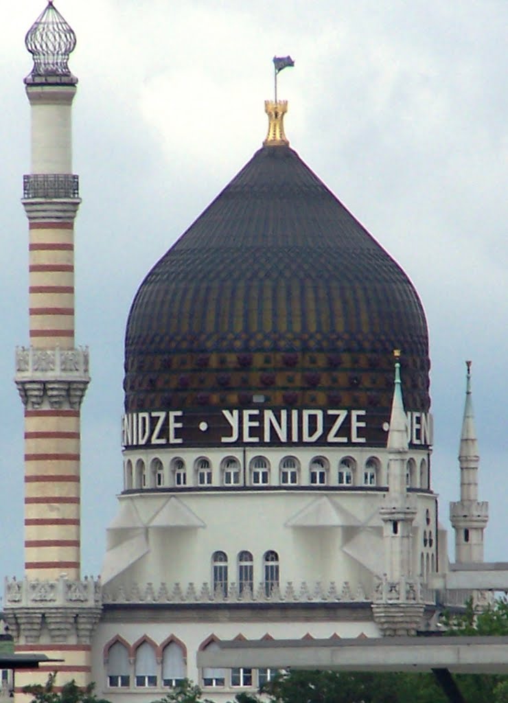 Mezquita en europa?.No una fabrica de cigarrillos.