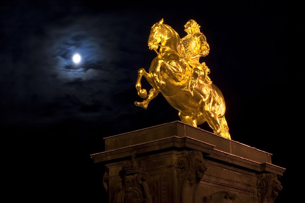 Der Goldene Reiter bei Mondschein.