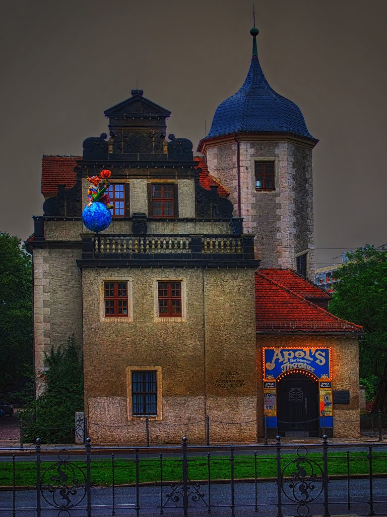 **Der Clown und das Marionettentheater.** **The clown and puppet theater.**