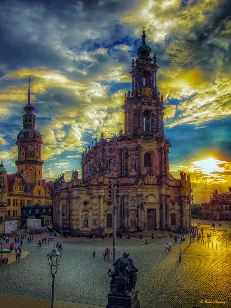 Hofkirche im Abendlicht
