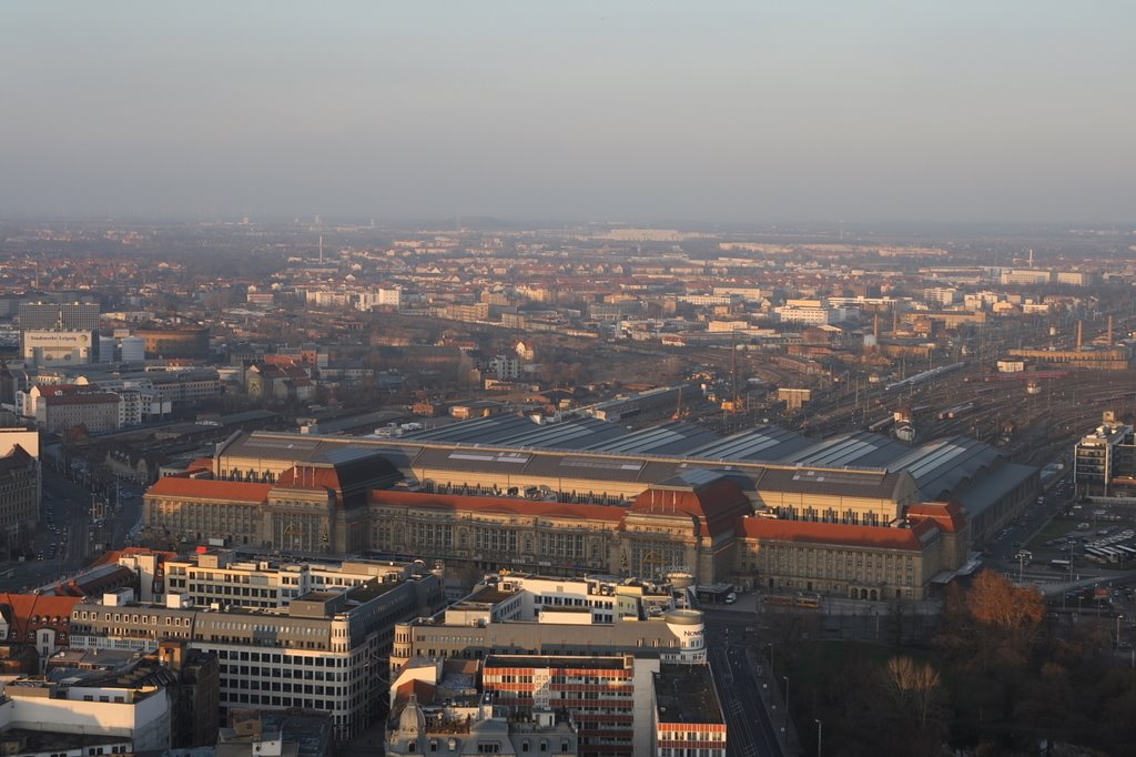 Blick vom Leipziger MDR Hochhaus rüber zum Hauptbahnhof