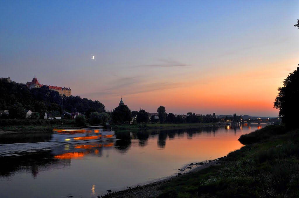 Blick über die Elbe auf Schloss Sonnenstein und die St. Marienkirche