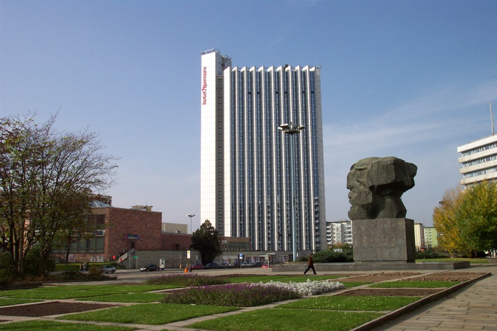 Karl-Marx-Kopf und Hotel Mercure