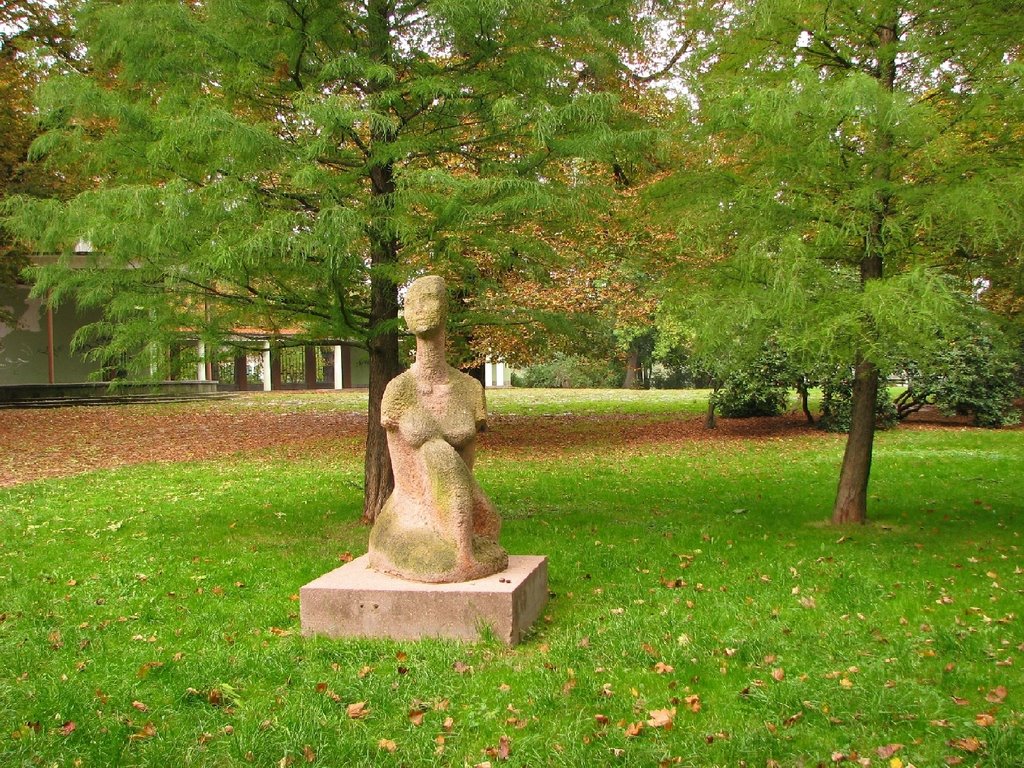Porphyrplastik "Kristina" auf der Schloßteichinsel