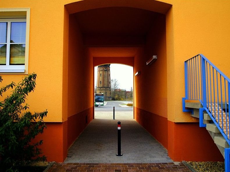 Hoyerswerda / "Durchblick" zum Busbahnhof und Wasserturm