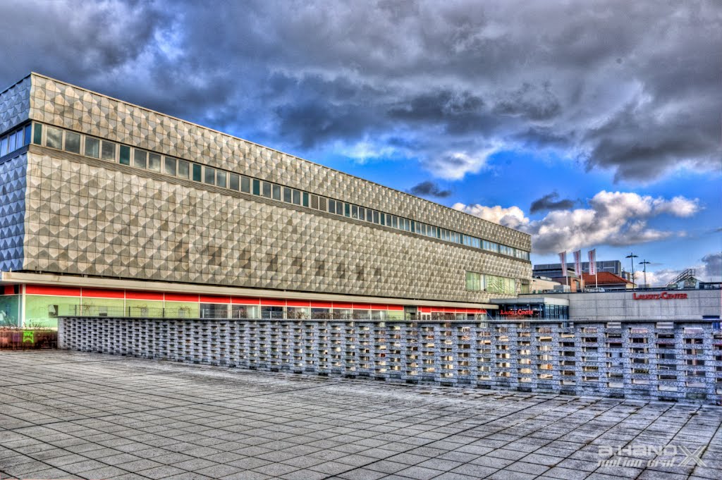 Former department store waiting for the prince, who brought back to life