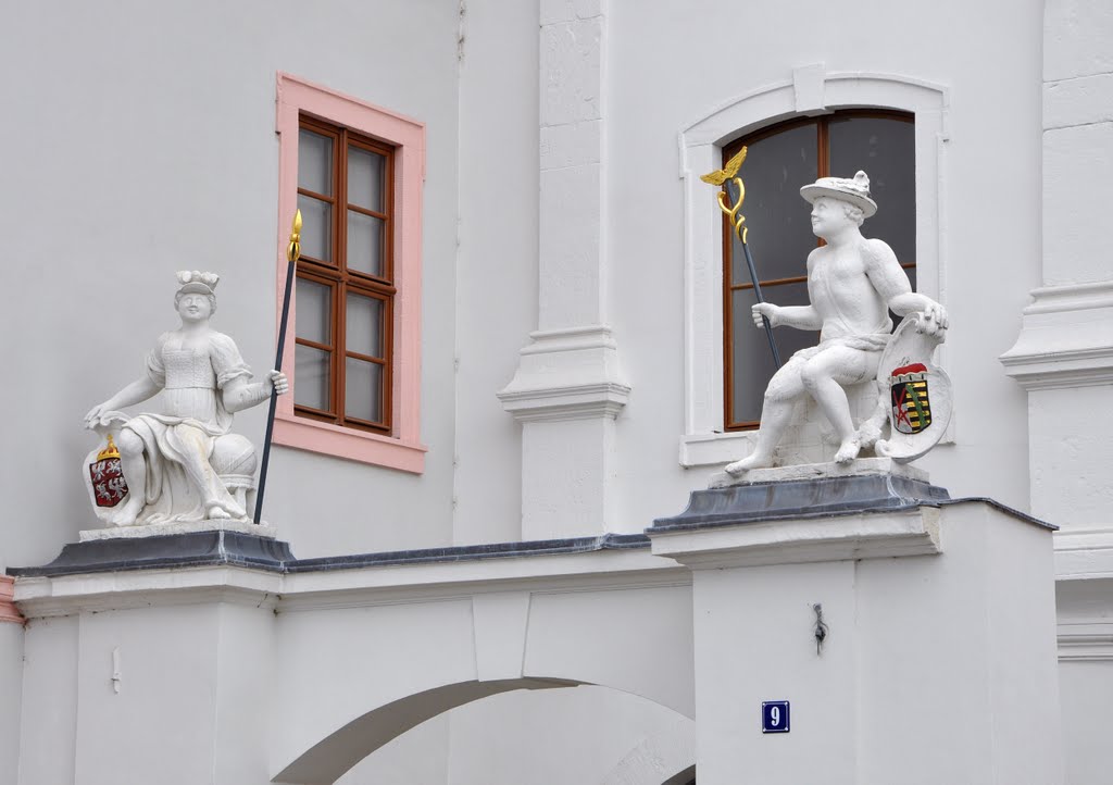 Fürstenhaus, Figuren über Haupteingang [2010]
