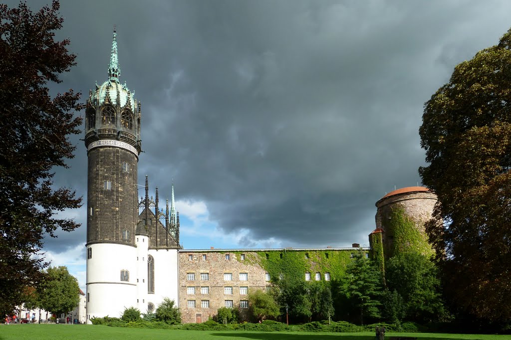 Schlosskirche und Restschloss in Wittenberg nach heftigem Regenschauer
