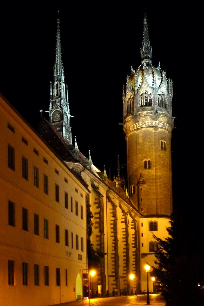 Nächtliche Schlosskirche in Wittenberg