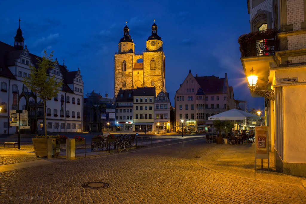 Blick Marktplatz und Kirche bei Nacht