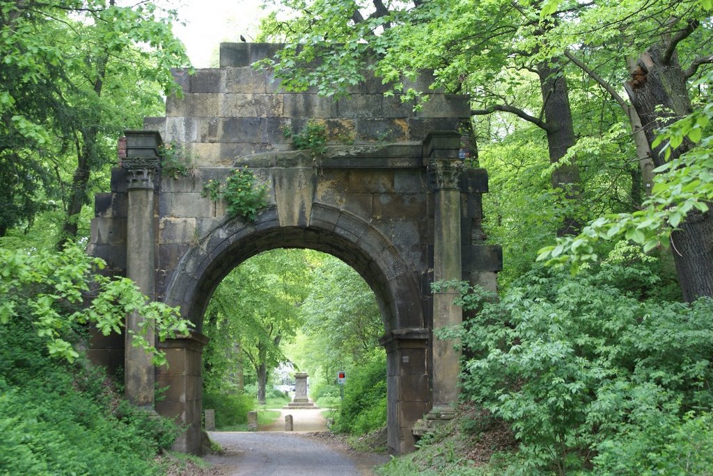 Torbogen im Georgengarten Dessau