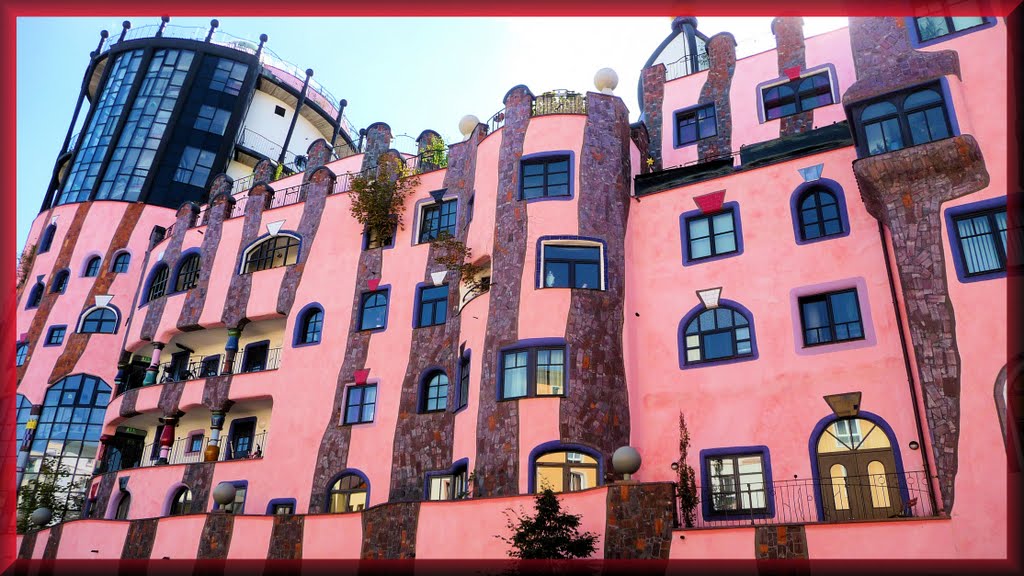 Magdeburg - Hundertwasserhaus, jedes Fenster ist anders