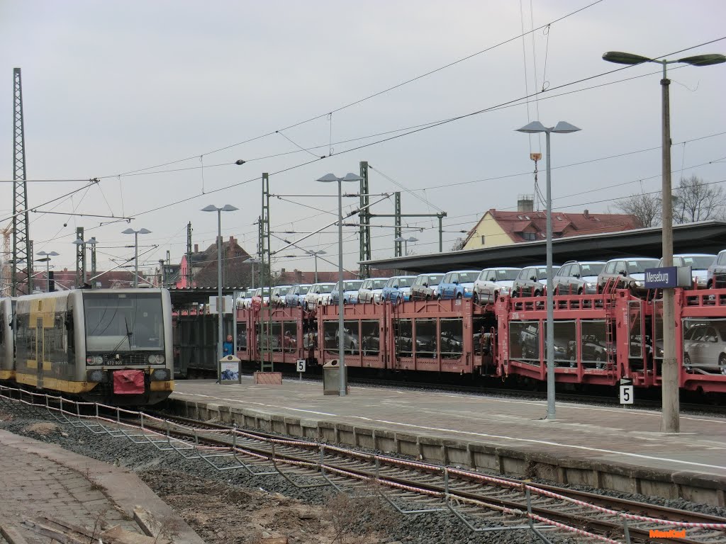 Reger Betrieb  auf  den * Gleisanlagen *  am  Bahnhof   >Merseburg  < in  Sachsen - Anhalt.
