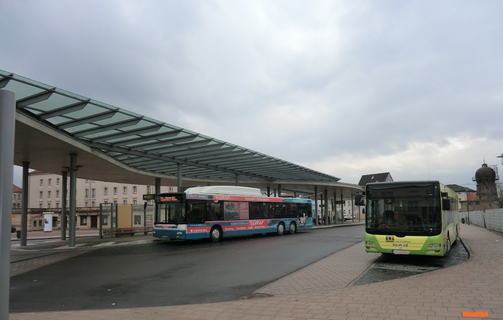 Der * Busbahnhof *  in   > Merseburg  < i  n Sachsen - Anhalt im  April 2013.