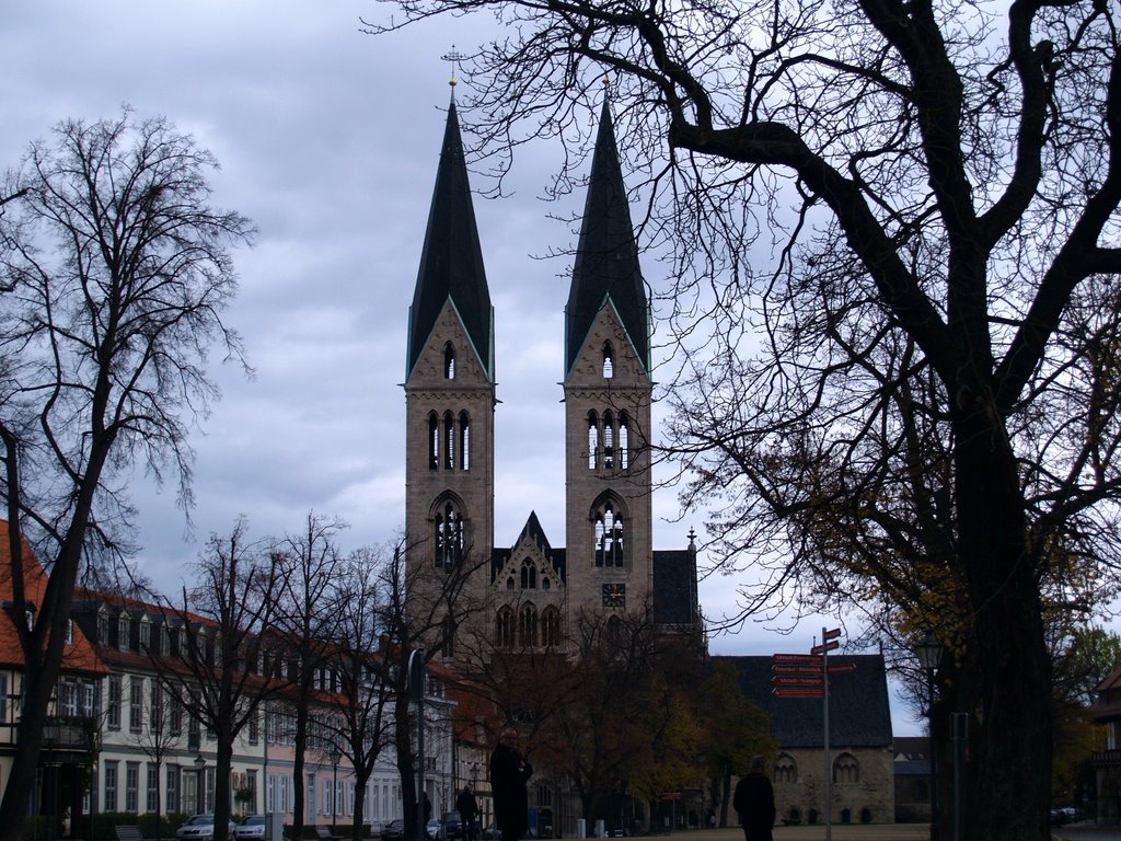 die schlanken Türme des Halberstädter   Doms